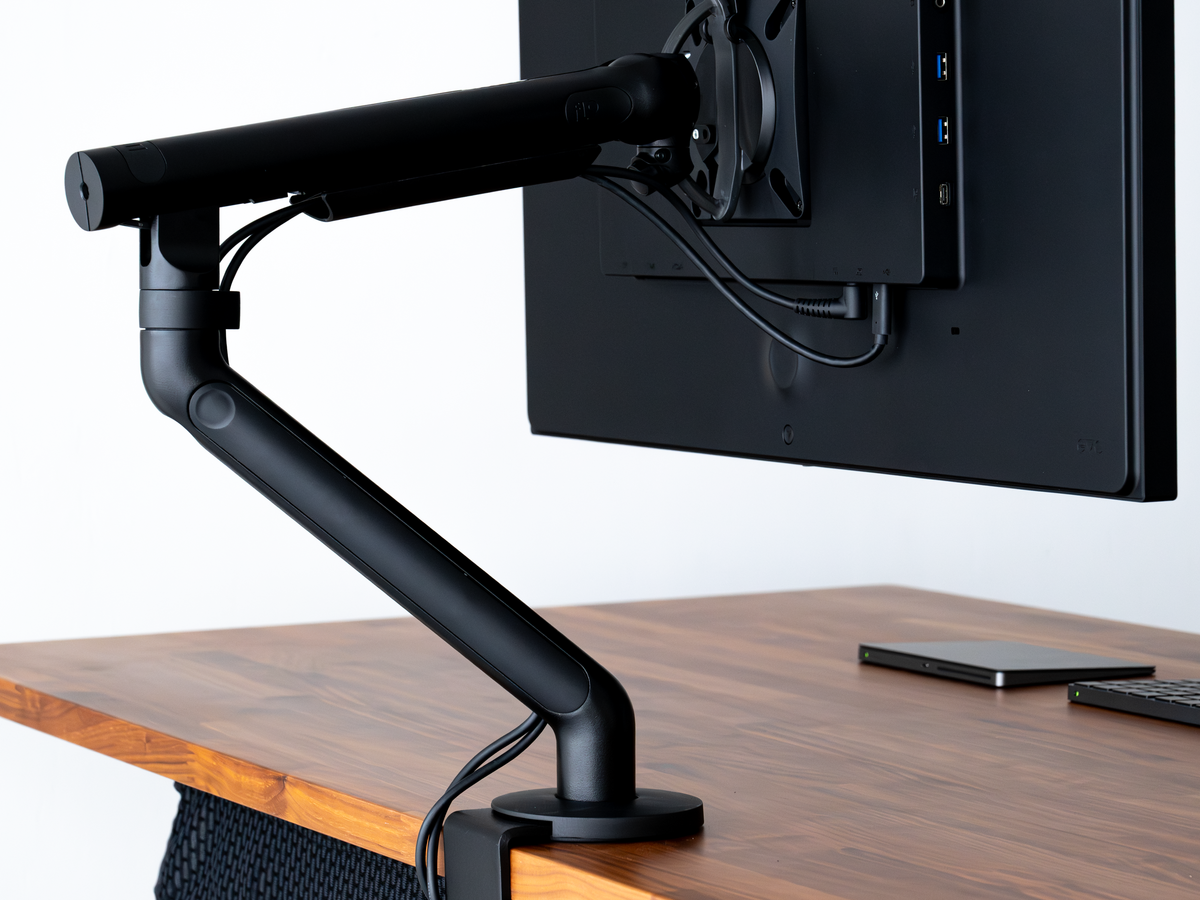 Flo Monitor Arm:現代のデスク環境に合わせて刷新された、15年愛さ Flo Monitor Arm:現代のデスク環境に合わせて刷新された、15年愛さ