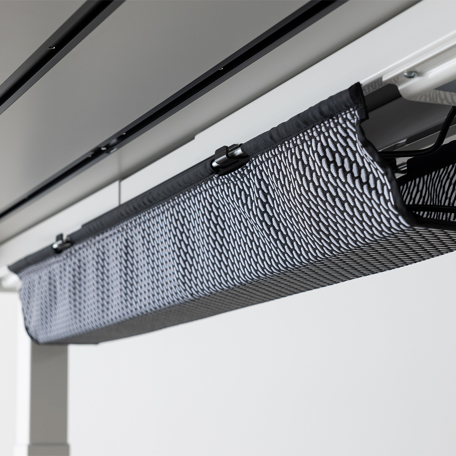 PREDUCTS DESK - GROVE + ケーブルホルダー付き MESH CABLE HOLDER | PREDUCTS